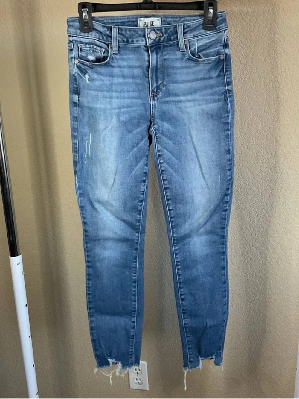 PAIGE Verdugo Raw Hem Ankle
Jeans mid rise medium blue size 27
